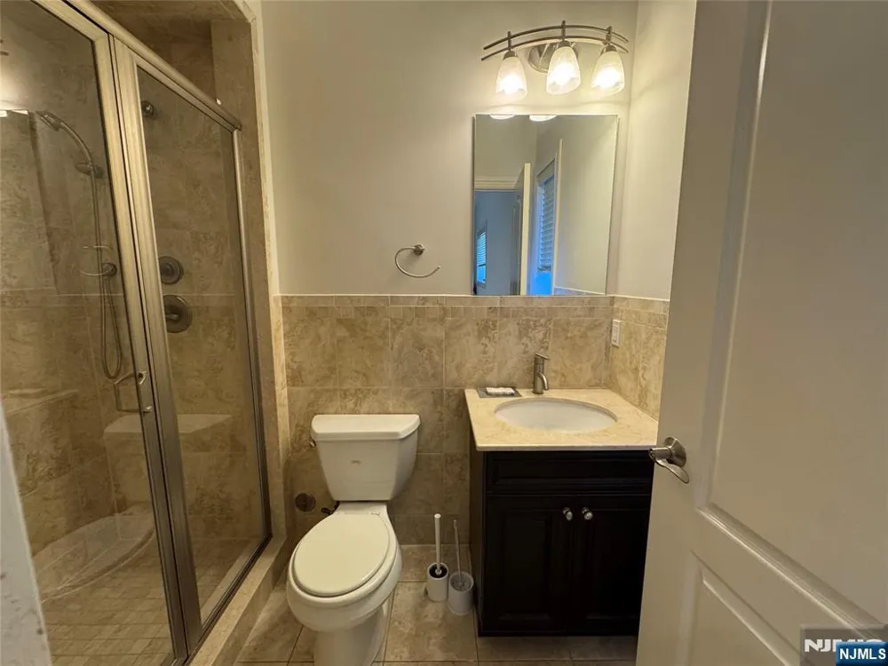 535 7th Street B Palisades Park, NJ 07650