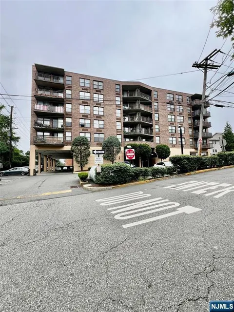 200 Division Street 5J