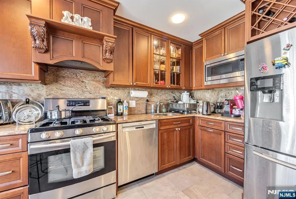 16 Grand Cove Way C16 Edgewater, NJ 07020