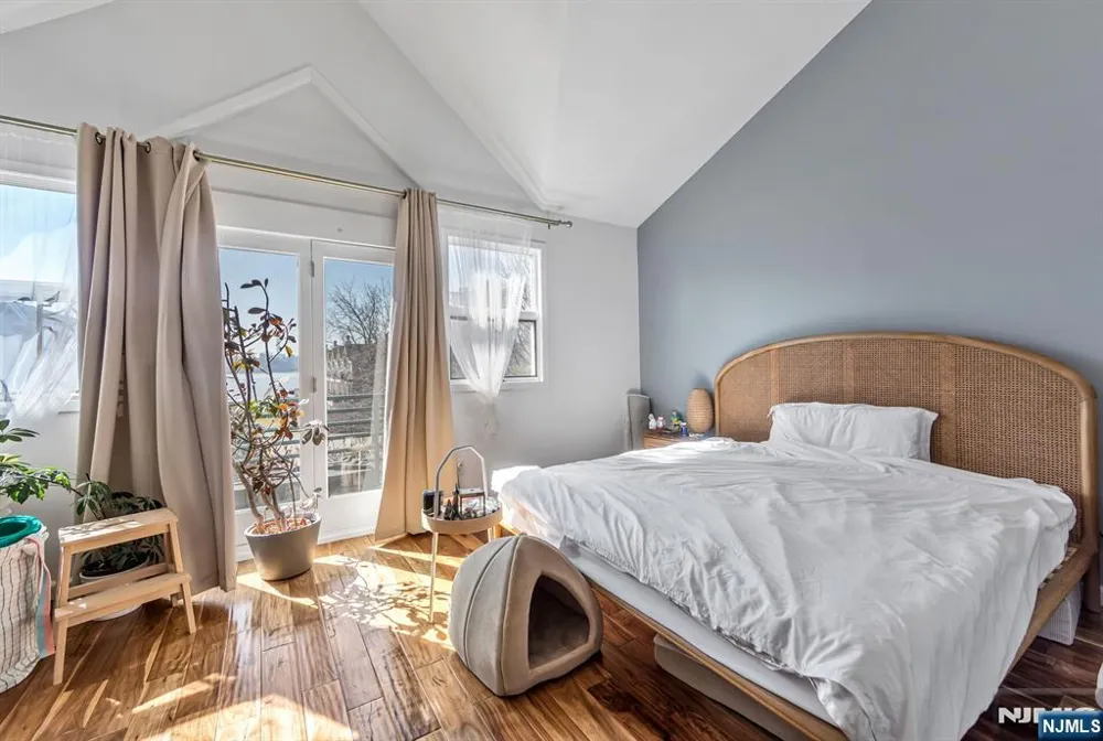 16 Grand Cove Way C16 Edgewater, NJ 07020