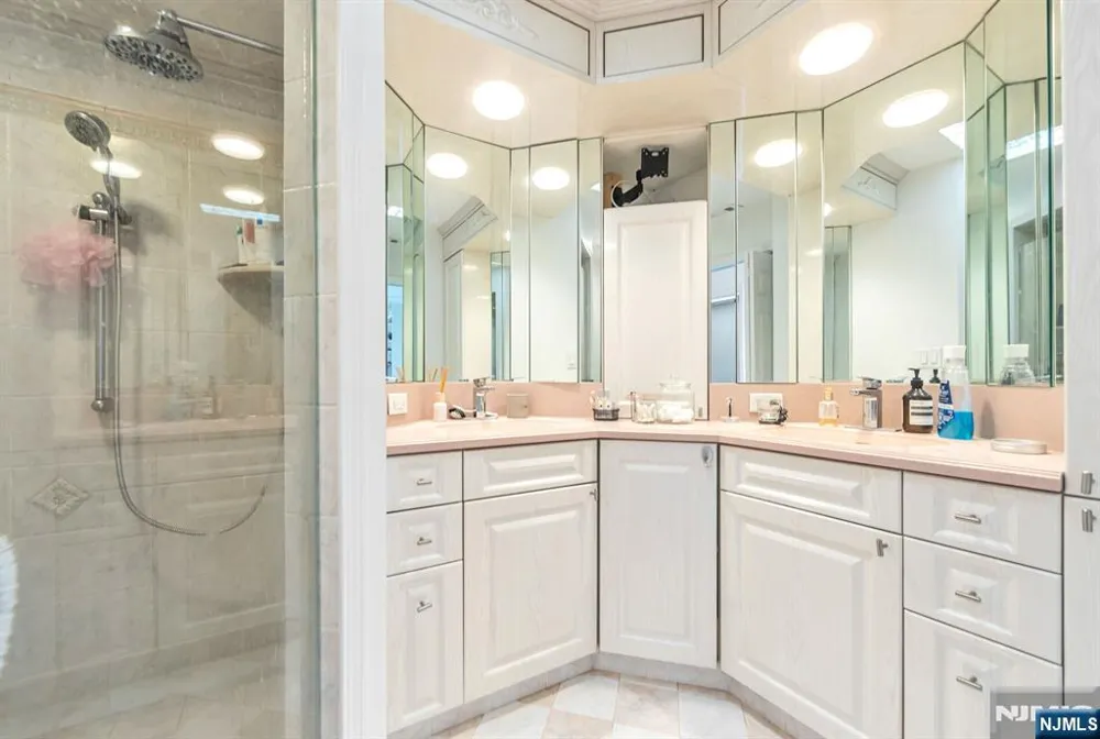 16 Grand Cove Way C16 Edgewater, NJ 07020