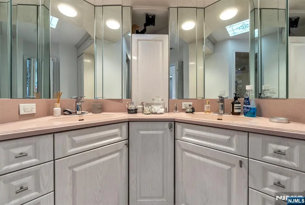 16 Grand Cove Way C16 Edgewater, NJ 07020