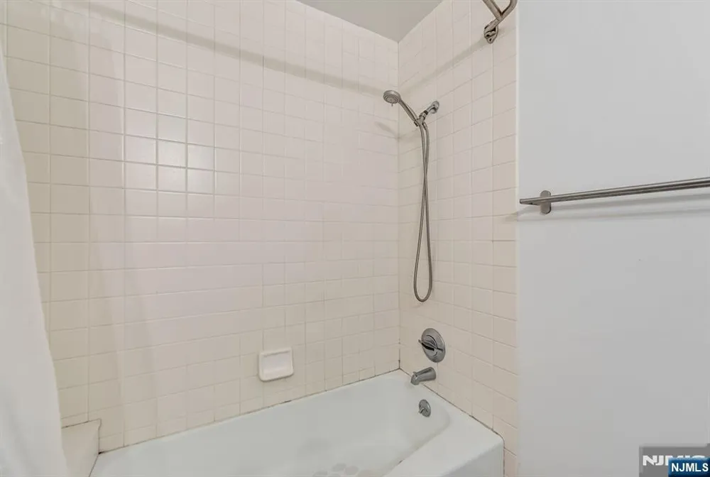 16 Grand Cove Way C16 Edgewater, NJ 07020
