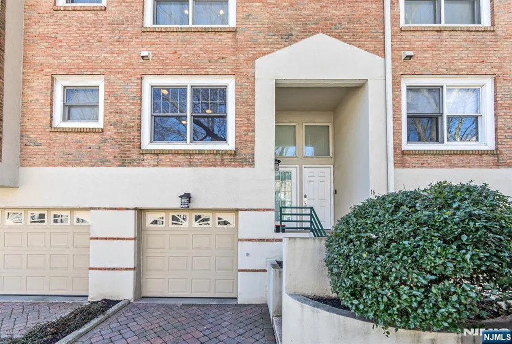 16 Grand Cove Way C16 Edgewater, NJ 07020