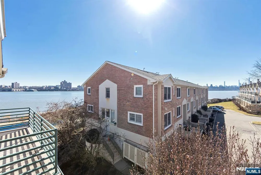 16 Grand Cove Way C16 Edgewater, NJ 07020
