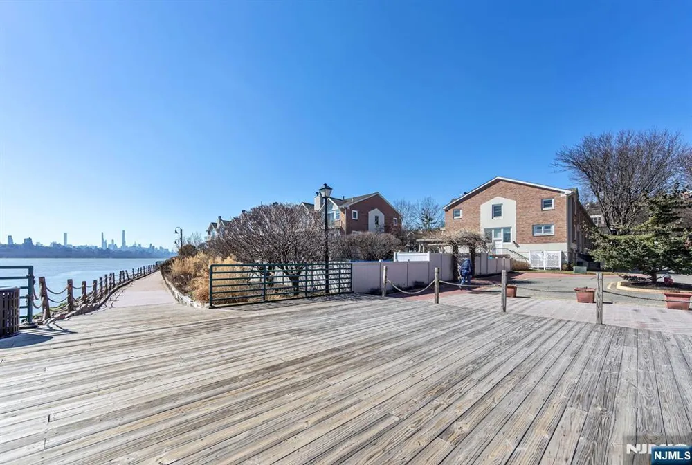 16 Grand Cove Way C16 Edgewater, NJ 07020
