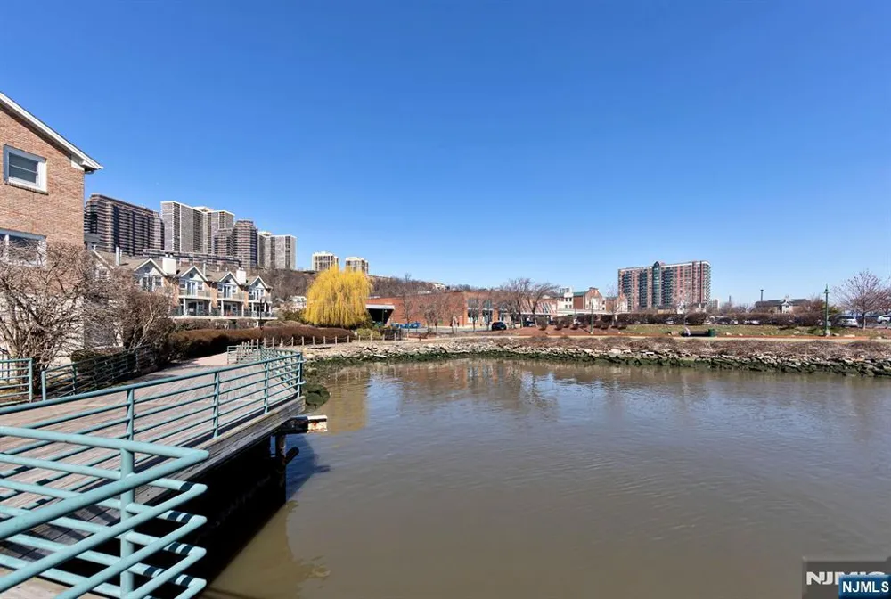 16 Grand Cove Way C16 Edgewater, NJ 07020