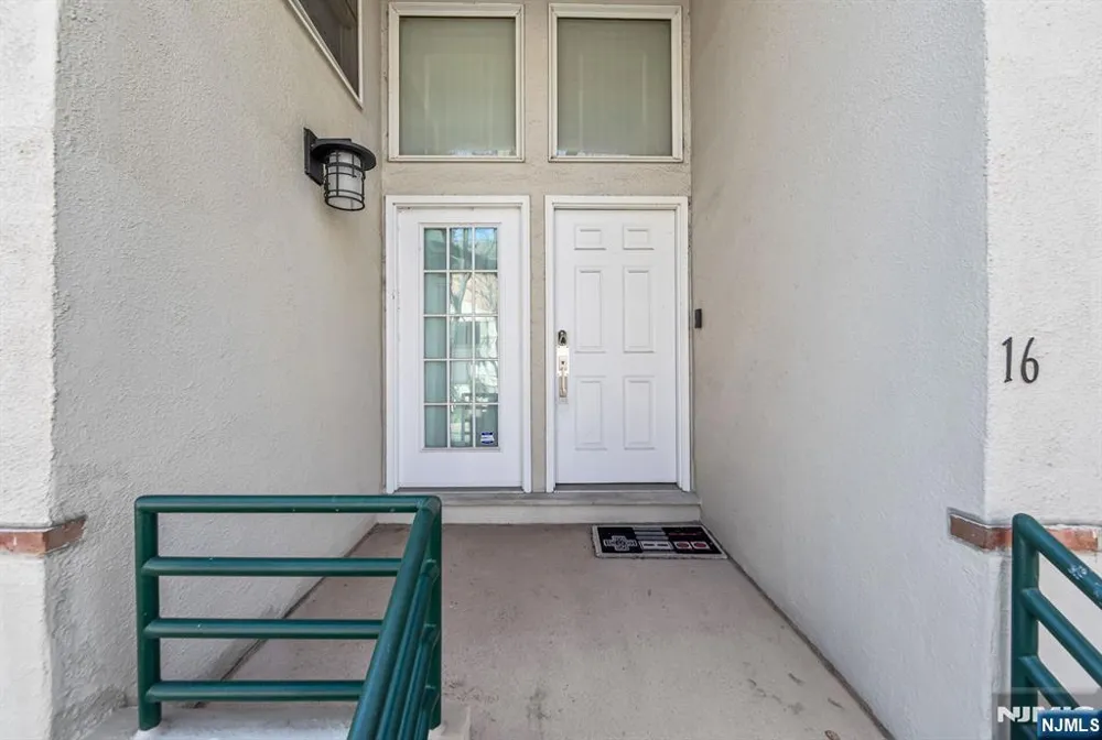 16 Grand Cove Way C16 Edgewater, NJ 07020