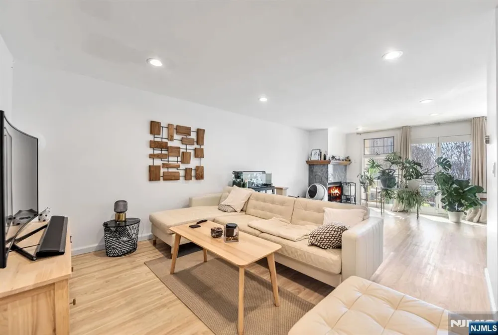 16 Grand Cove Way C16 Edgewater, NJ 07020