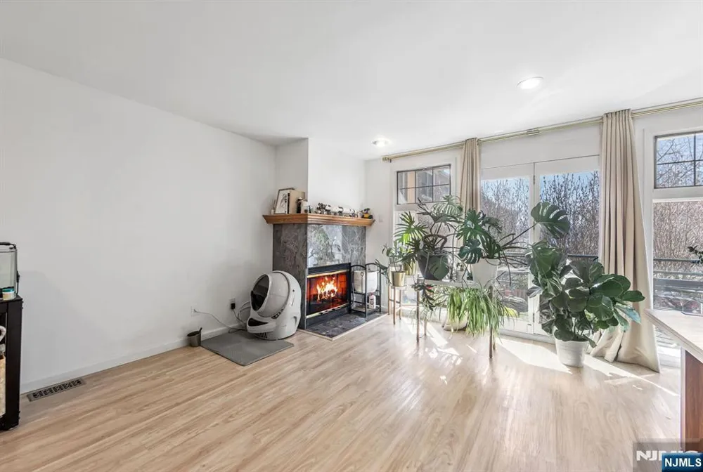 16 Grand Cove Way C16 Edgewater, NJ 07020
