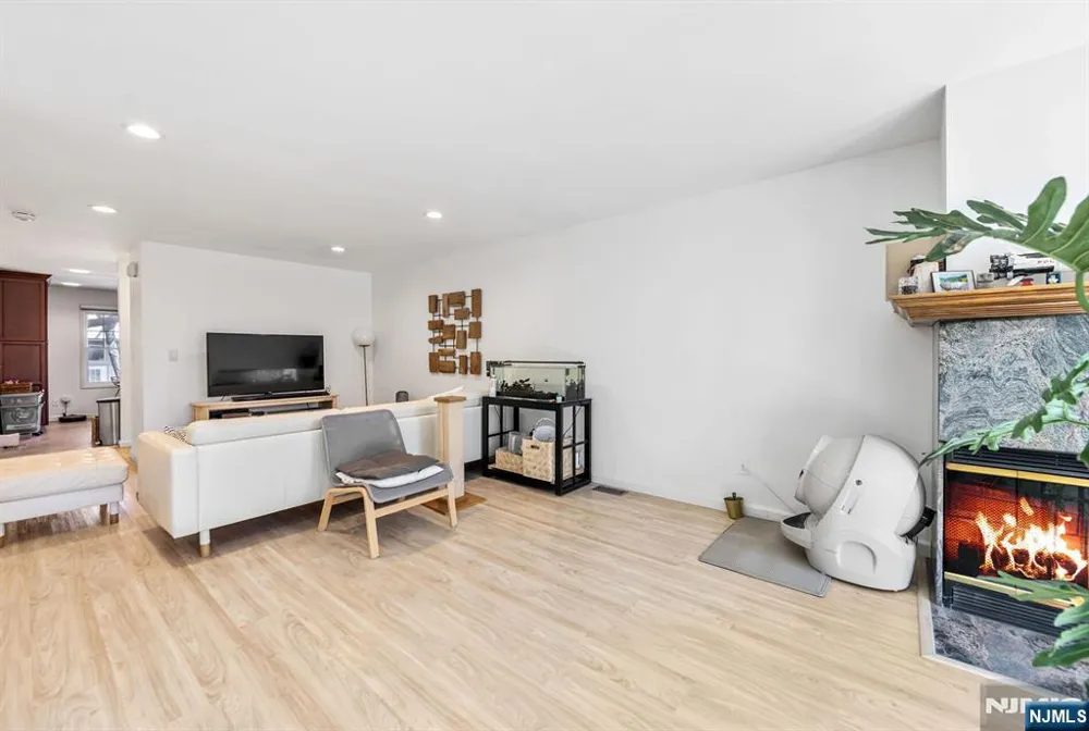 16 Grand Cove Way C16 Edgewater, NJ 07020