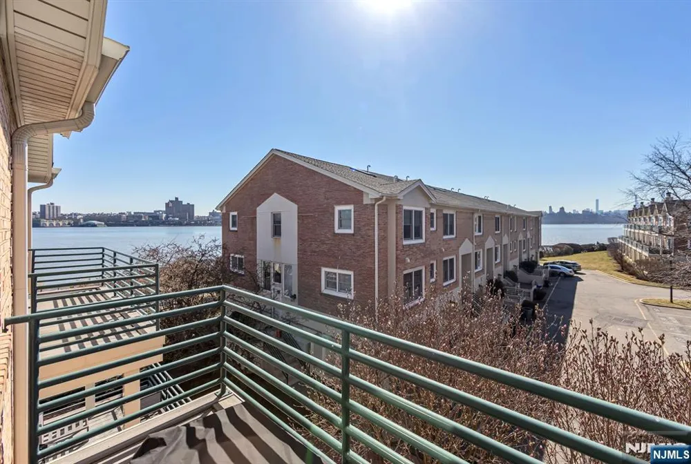 16 Grand Cove Way C16 Edgewater, NJ 07020