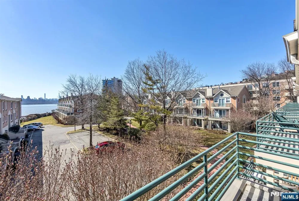 16 Grand Cove Way C16 Edgewater, NJ 07020