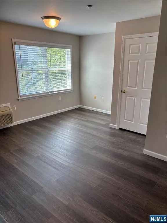 24 S William Street 403 Bergenfield, NJ 07621