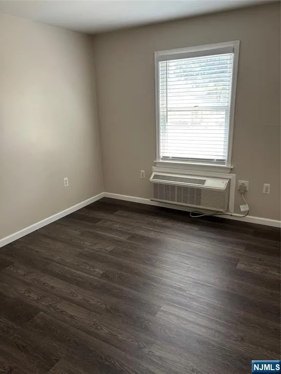 24 S William Street 403 Bergenfield, NJ 07621