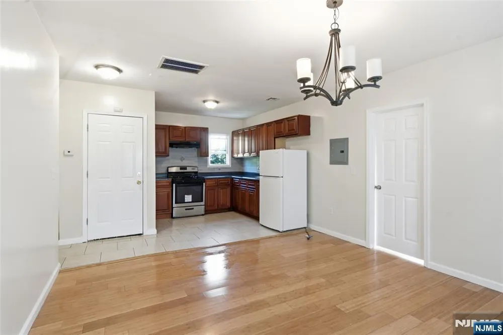 26-28 Seymour Avenue 3 Newark, NJ 07108