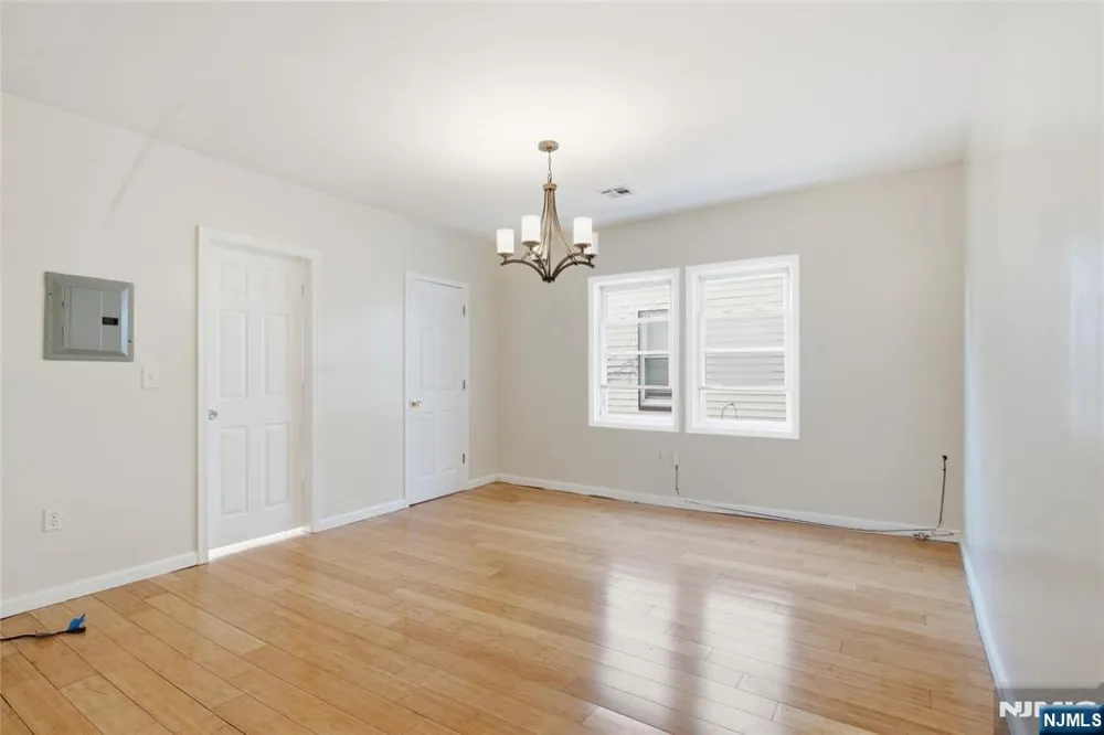 26-28 Seymour Avenue 3 Newark, NJ 07108