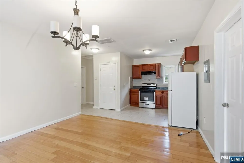26-28 Seymour Avenue 3 Newark, NJ 07108