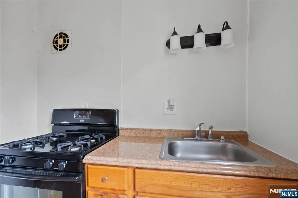 279-281 19th Avenue Paterson, NJ 07504