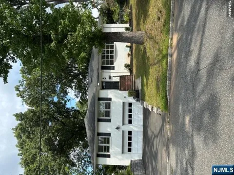 85 Phelps Avenue