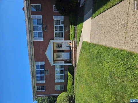 250 Rochelle Avenue A-3