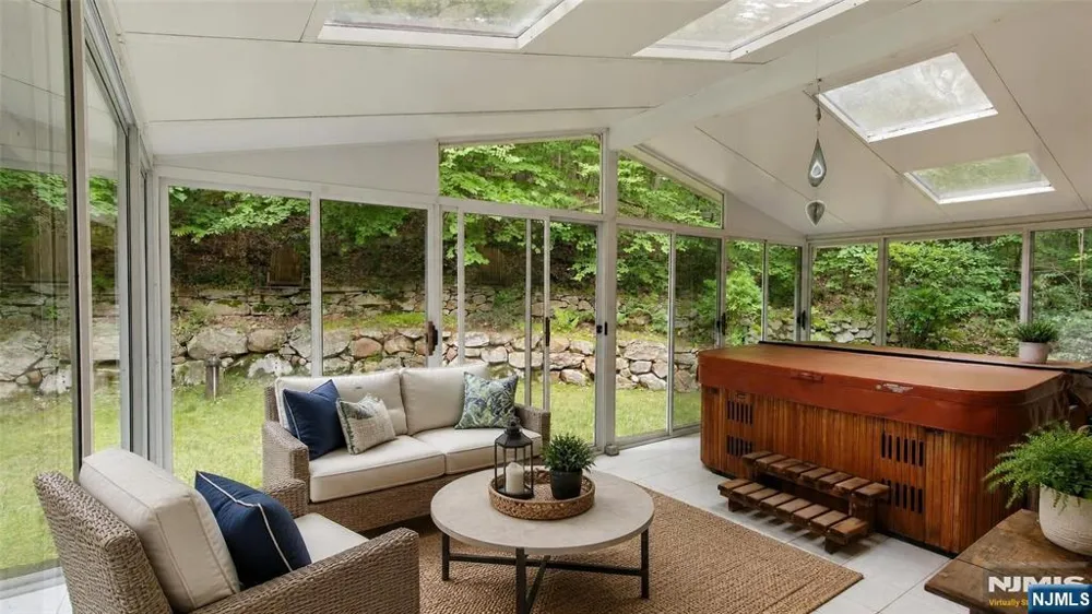 281 Kinnelon Road Kinnelonugh, NJ 07405