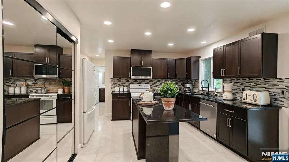 281 Kinnelon Road Kinnelonugh, NJ 07405
