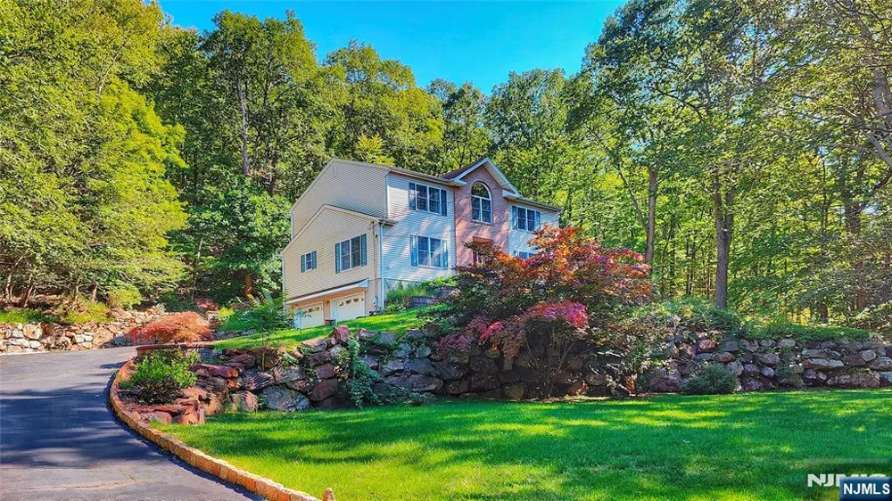 281 Kinnelon Road Kinnelonugh, NJ 07405