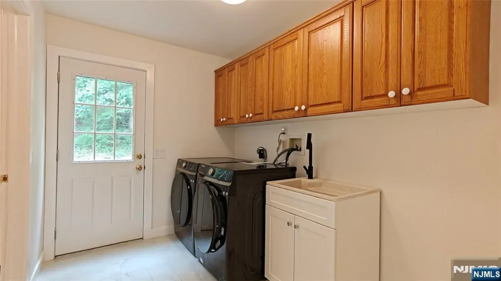 281 Kinnelon Road Kinnelonugh, NJ 07405