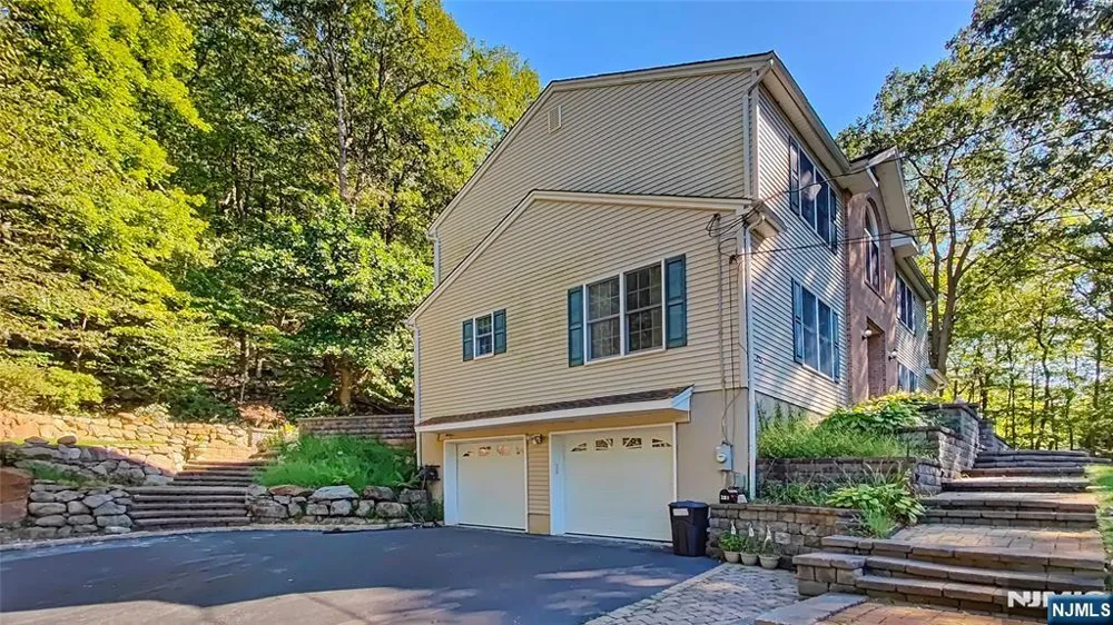 281 Kinnelon Road Kinnelonugh, NJ 07405