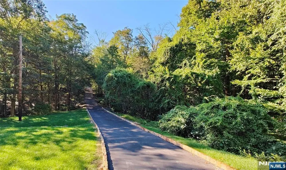 281 Kinnelon Road Kinnelonugh, NJ 07405
