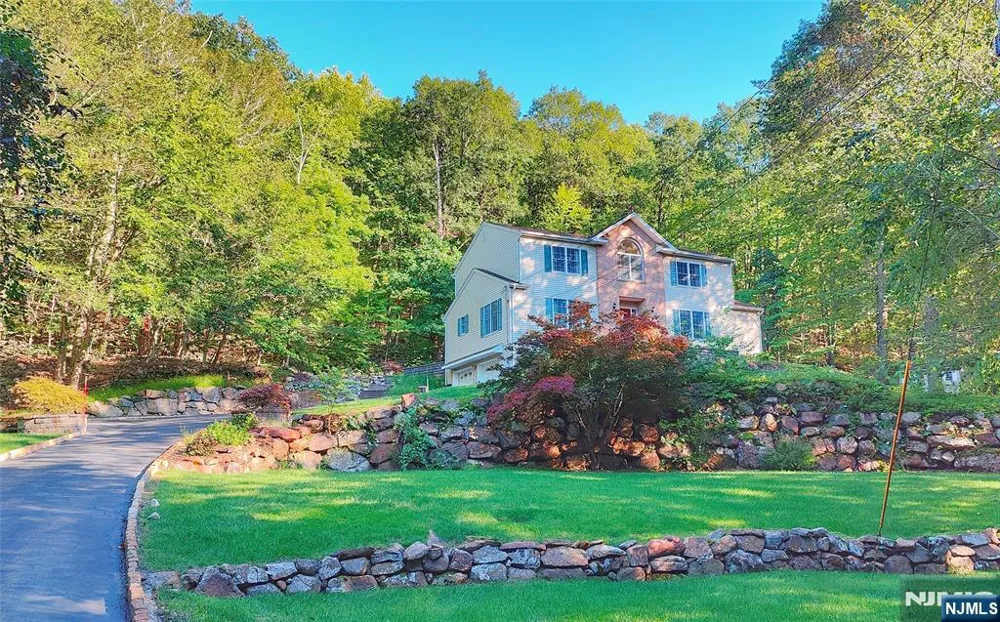 281 Kinnelon Road Kinnelonugh, NJ 07405