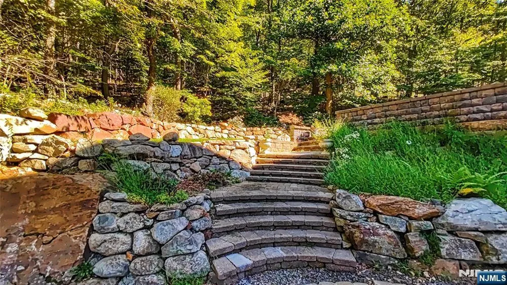 281 Kinnelon Road Kinnelonugh, NJ 07405