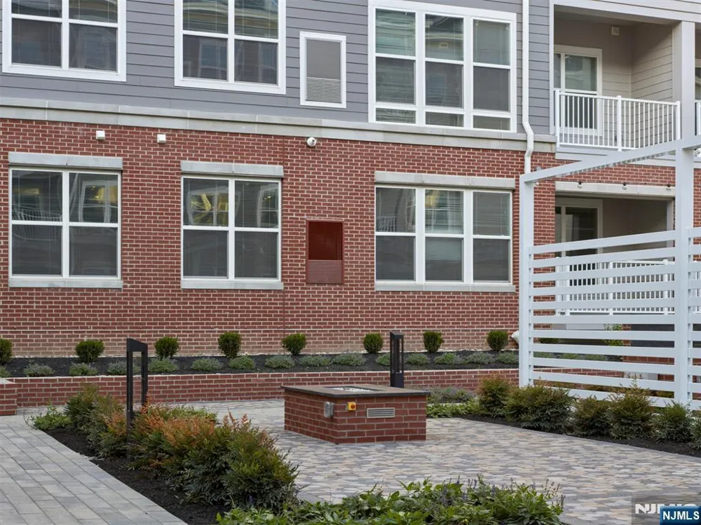 100 Eisenhower Parkway B1 Livingston, NJ 07039