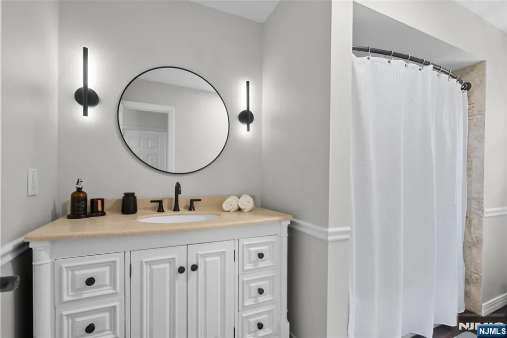 809 2nd Street 2 Secaucus, NJ 07094