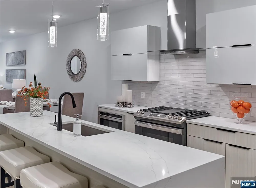 8 Tice Road 215 Franklin Lakes, NJ 07417