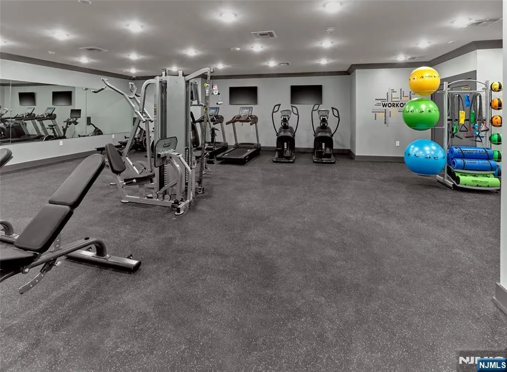 8 Tice Road 215 Franklin Lakes, NJ 07417