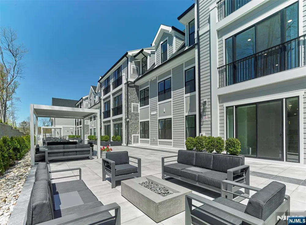 8 Tice Road 215 Franklin Lakes, NJ 07417