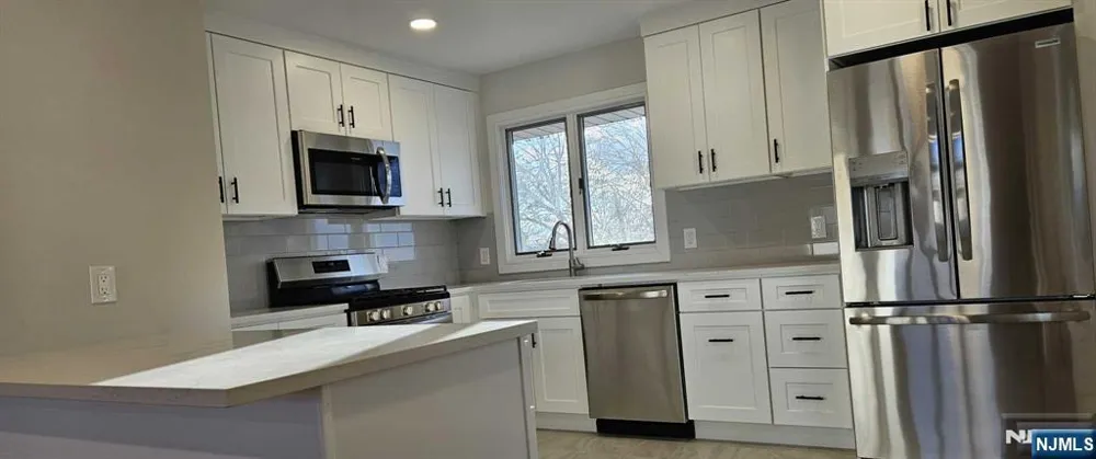2 3rd Street 2 Elmwood Park, NJ 07407