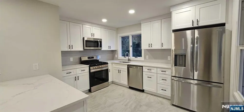 2 3rd Street 2 Elmwood Park, NJ 07407