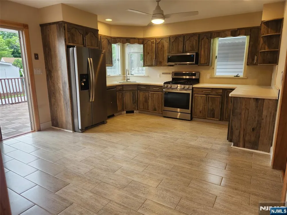 150 Thomas Drive Paramus, NJ 07652