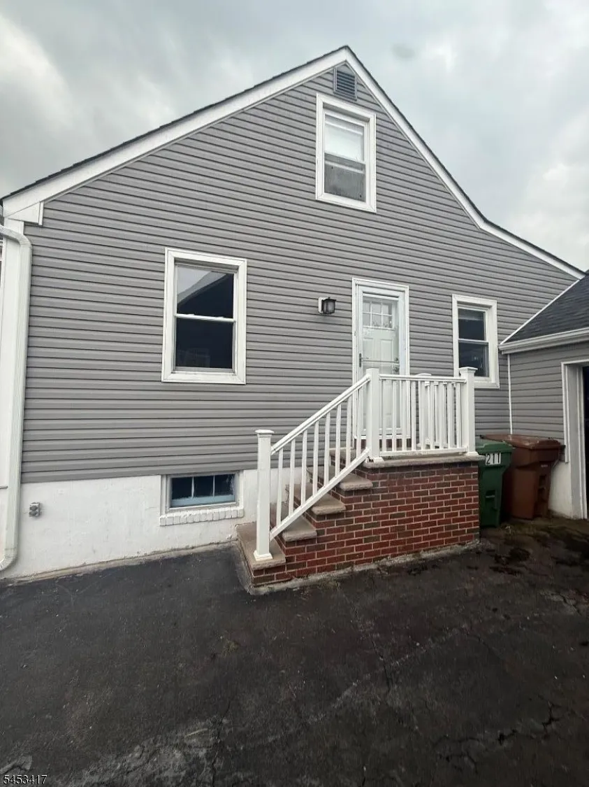211 Bradford Ave Linden City, NJ 07036