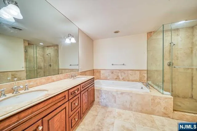 27 Harrington Court Harrington Park, NJ 07640