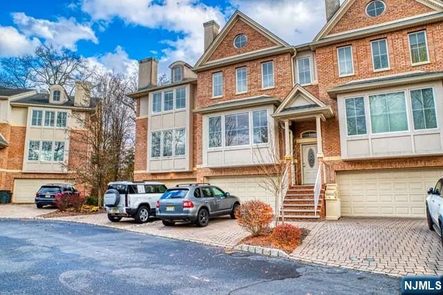 27 Harrington Court Harrington Park, NJ 07640