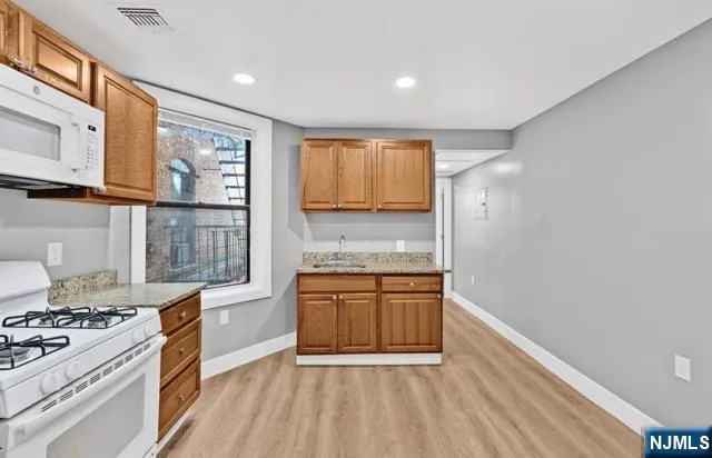 220 3rd Street 15 Passaic, NJ 07055