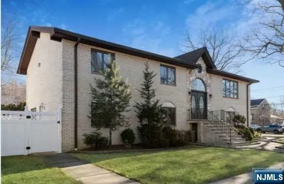 703 Day Avenue The first fl Ridgefield, NJ 07657