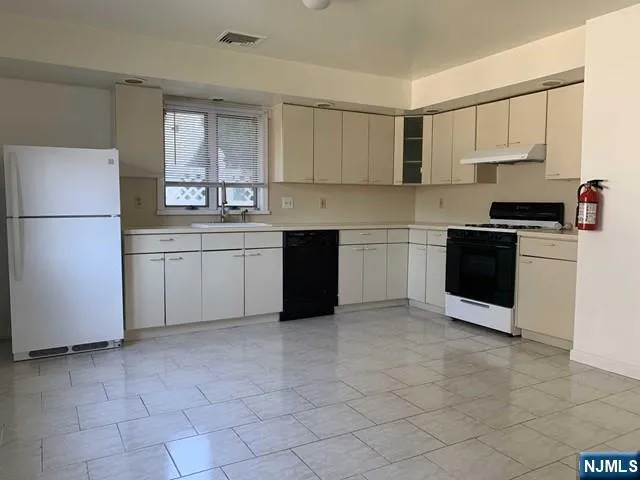 703 Day Avenue The first fl Ridgefield, NJ 07657