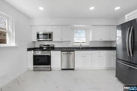 380 Grand Avenue