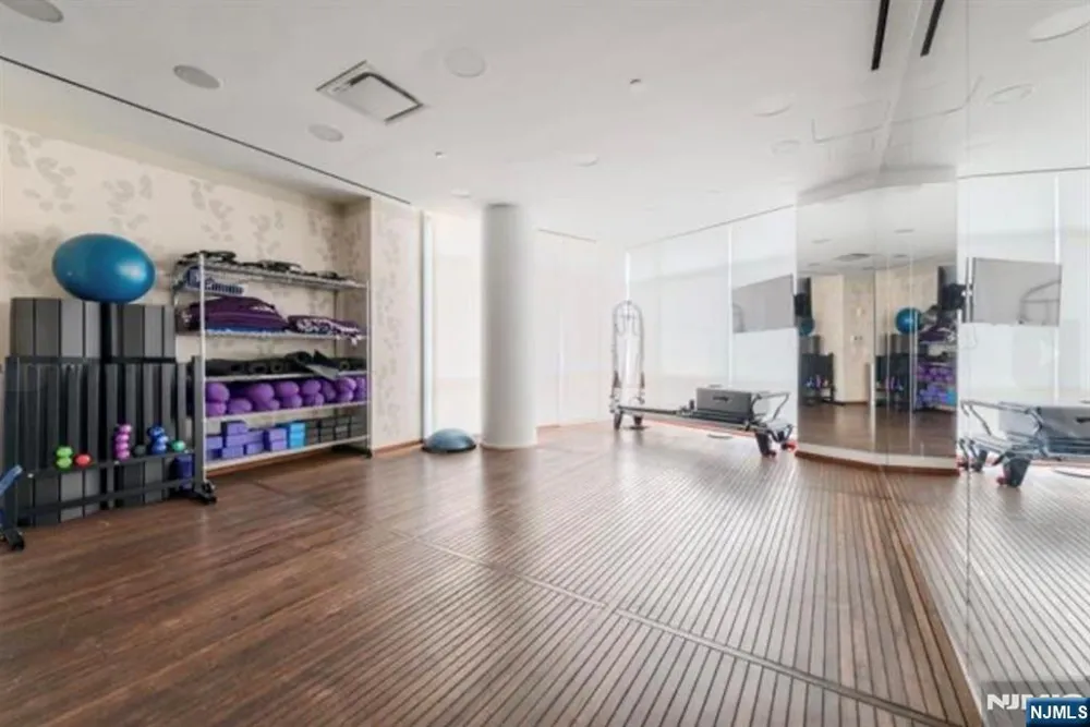 77 Hudson Jersey City, NJ 07302