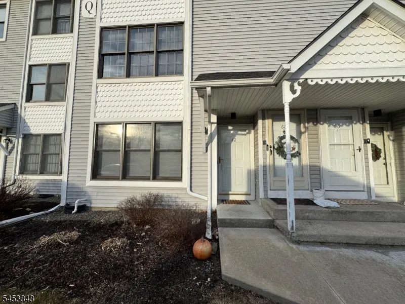 42 Burlington Ct Hamburg, NJ 07419